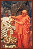 &nbsp;Swamishri performs abhishek (oblations) of the consecrated murti of Shri Nilkanth Varni 