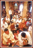 &nbsp;Swamishri and devotees perform arti of Thakorji