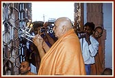 &nbsp;Swamishri and devotees perform arti of Thakorji
