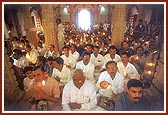 &nbsp;Swamishri and devotees perform arti of Thakorji