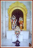 Shri Shiv Parvatiji and Shri Ganapatiji in the new gold-leafed sinhasan
