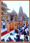 Swamishri initiates (vartman) children into satsang