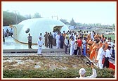 Swamishri departs from the newly built bookstall