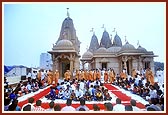 &nbsp;&nbsp;Swamishri initiates (vartman) children into satsang and blesses them