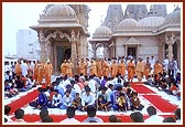 &nbsp;&nbsp;Swamishri initiates (vartman) children into satsang and blesses them