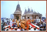 &nbsp;&nbsp;Swamishri initiates (vartman) children into satsang and blesses them