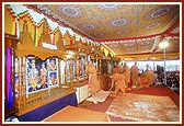 Swamishri performs the murti-pratishtha rituals of the murtis