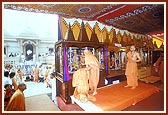 Performs murti-pratishtha rituals