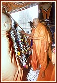 Performs murti-pratishtha rituals