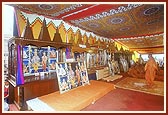 &nbsp;&nbsp;Swamishri and devotees perform the pratishtha arti