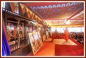 &nbsp;&nbsp;Swamishri and devotees perform the pratishtha arti