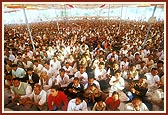 &nbsp;&nbsp;Swamishri and devotees perform the pratishtha arti