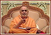 Swamishri blesses an assembly
