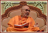Swamishri blesses an evening assembly