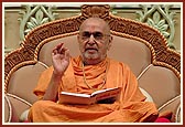 Swamishri blesses an evening assembly