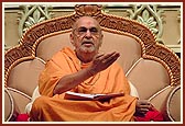 Swamishri blesses an assembly