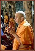 Swamishri engaged in Thakorji's darshan