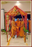 Swamishri arrives for puja in the Yogi Sabhagruh on Bhakti Din