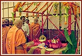 Swamishri has darshan of Shri Harikrishna Maharaj and Shri Jabreshwar Maharaj