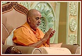 Swamishri chants the Swaminaryan dhun