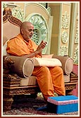 Swamishri chants the Swaminaryan dhun