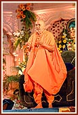 Swamishri proclaims the joli-mantra, 'Narayan Hare Sacchidanand Prabho'