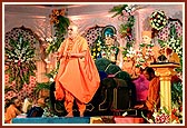 Swamishri proclaims the joli-mantra, 'Narayan Hare Sacchidanand Prabho'