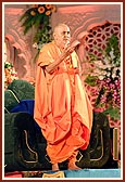 Swamishri proclaims the joli-mantra, 'Narayan Hare Sacchidanand Prabho'