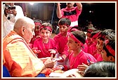 Swamishri blesses the balaks after their performance