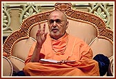 Swamishri blesses the Parents' Day assembly