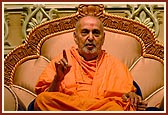 Swamishri blesses the Youth Day assembly