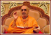Swamishri explains from the Swamini Vato during an evening satsang assembly 