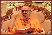 Swamishri explains from the Swamini Vato during an evening satsang assembly 