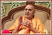 Swamishri blesses an evening assembly