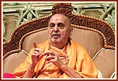 Swamishri blesses an evening assembly