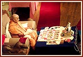 Morning puja in the Yogi Sabhagruh