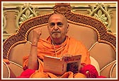 Swamishri explains from the Swamini Vato during an evening satsang assembly 