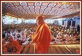 Swamishri performs the murti-pratishtha arti