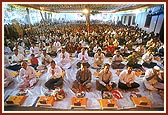 Devotees join Swamishri in performing the murti-pratishtha arti