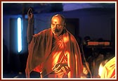 Swamishri blesses the devotees by showering rice grains during the rituals