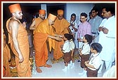 Swamishri visits the BAPS Shri Swaminarayan Vidyamandir (school)