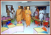 Swamishri visits the BAPS Shri Swaminarayan Vidyamandir (school)