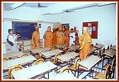 Swamishri visits the BAPS Shri Swaminarayan Vidyamandir (school)