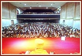 &nbsp;&nbsp;Swamishri blesses the public assembly