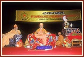  Swamishri blesses the public assembly