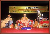 &nbsp;&nbsp;Swamishri blesses the public assembly