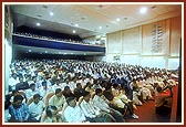 &nbsp;&nbsp;Swamishri blesses the public assembly