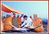 Swamishri views the site plan at the new land for a BAPS Swaminarayan Mandir in Pune