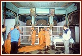 Swamishri arrives at the residential complex of Shri Bapu Gokhale for the darshan of Shri Ram Lakshman and Jankiji sanctified by Shri Nilkanth Varni