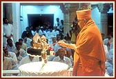 Swamishri performs the murti-pratishtha rituals of Shri Nilkanth Varni in the Rang Mandap at the BAPS Shri Swaminarayan Mandir, Surat 